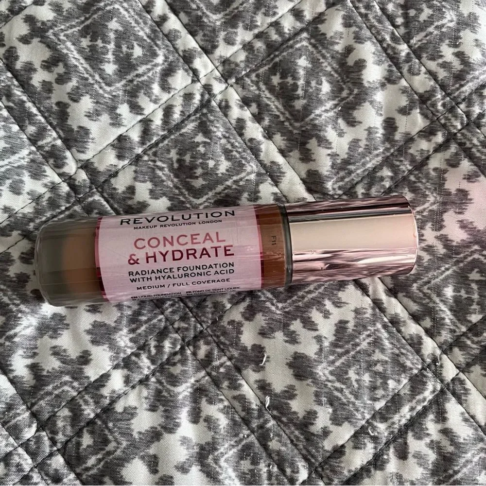 Revolution Conceal & Hydrate Radiance Foundation with Hylaronic Acid F11